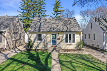 5138 N Bay Ridge Ave, Whitefish Bay, WI 53217-5510