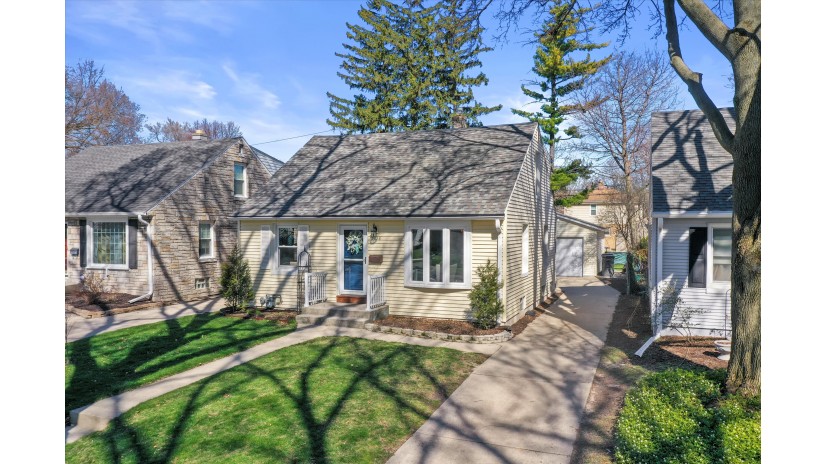 5138 N Bay Ridge Ave Whitefish Bay, WI 53217 by Shorewest Realtors $434,900