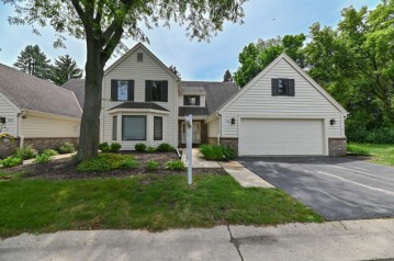 5483 Wintergreen Ct, Greendale, WI 53129-1061