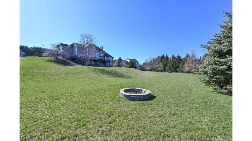 W284N6376 Hibritten Way Merton, WI 53029 by Shorewest Realtors $1,075,000