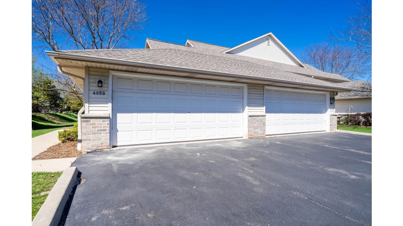 4859 W Maple Leaf Cir Greenfield, WI 53220 by Shorewest Realtors $245,000