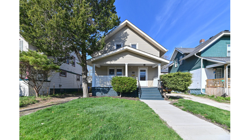 6914 16th Ave Kenosha, WI 53143 by Shorewest Realtors $156,000