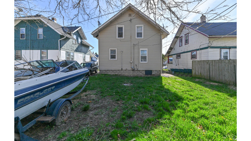 6914 16th Ave Kenosha, WI 53143 by Shorewest Realtors $156,000