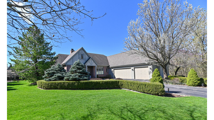 7547 W Sunnyvale Ct Mequon, WI 53092 by Shorewest Realtors $899,000