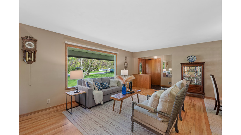 8725 W Poplar Dr Mequon, WI 53097 by Shorewest Realtors $479,900