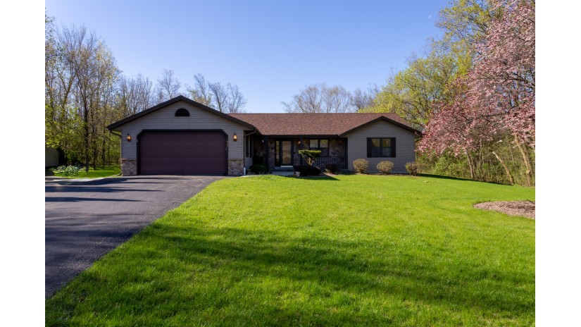 1467 Pathfinder Ln Farmington, WI 53090 by Shorewest Realtors $429,900