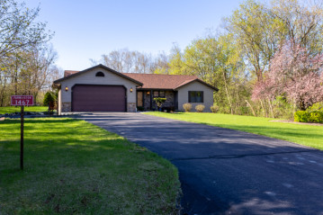 1467 Pathfinder Ln, Farmington, WI 53090