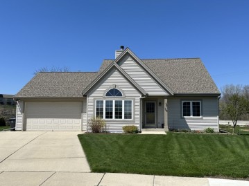 100 Woodlark Ct, Waukesha, WI 53186-1257