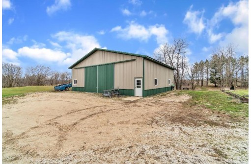 W6620 Kettle Moraine Dr, Whitewater, WI 53190