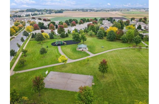 606 Bear Claw Way, Middleton, WI 53562-5657