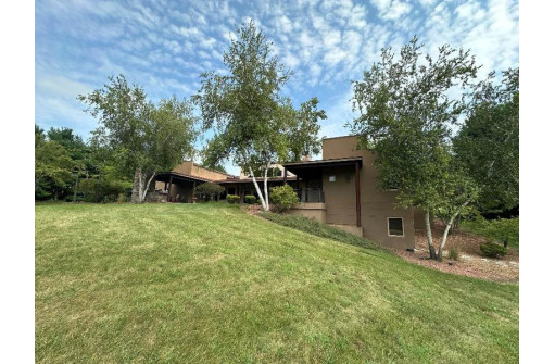 W5614 Sunset Hills Lane, Monroe, WI 53566-3742