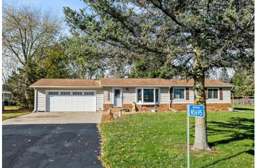 N5695 Lakeview Drive, Green Lake, WI 54941