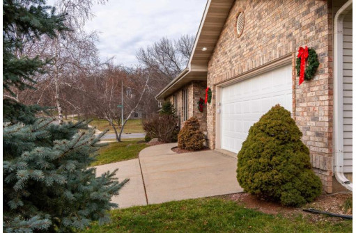 6101 Cottontail Trail, Madison, WI 53718