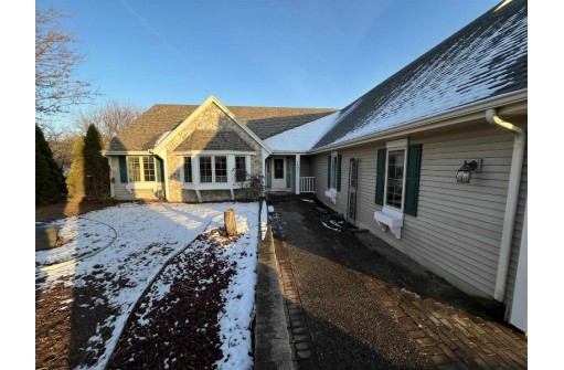 1401 Country Club Lane, Watertown, WI 53098