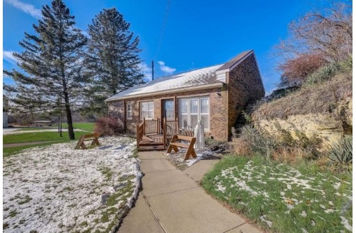 E11096 Yanke Drive, Prairie Du Sac, WI 53578