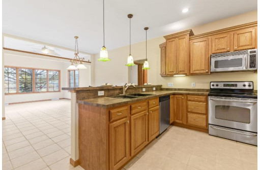 2816 N Wuthering Hills Drive, Janesville, WI 53546