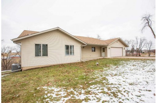 1068 Woodland Road, Platteville, WI 53818