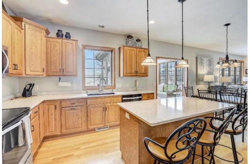 812 Lexington Drive, Waunakee, WI 53597