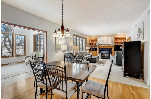 812 Lexington Drive, Waunakee, WI 53597