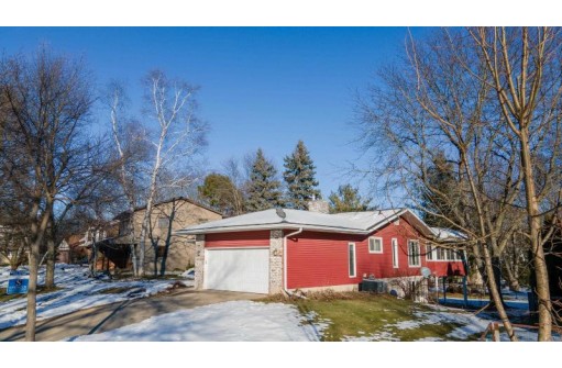 9 N Strathfield Circle, Madison, WI 53717