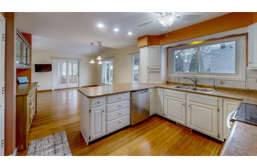 9 N Strathfield Circle, Madison, WI 53717