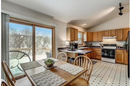 713 Brookview Trail, Mount Horeb, WI 53572