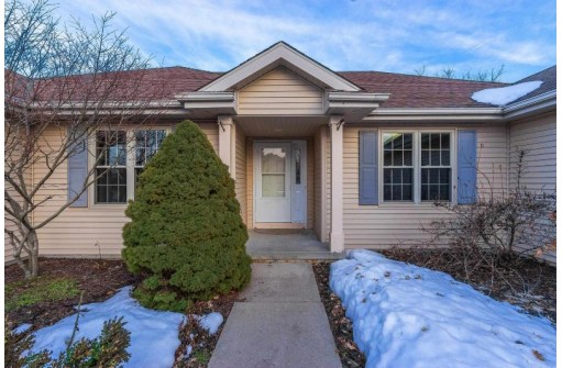 8402 Castle Pines Drive, Madison, WI 53717