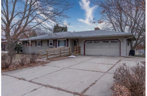 7 La Crescenta Circle, Madison, WI 53716