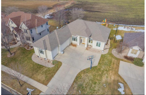 624 N Meadowbrook Lane, Waunakee, WI 53597