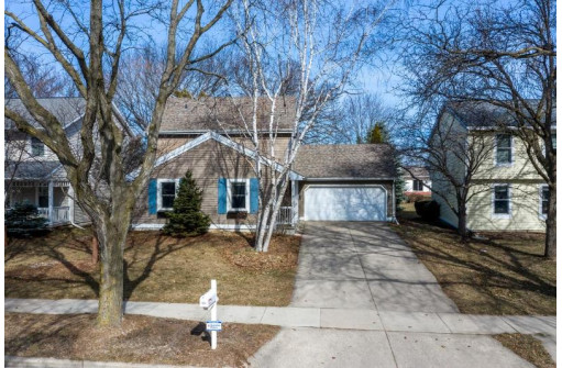 7834 W Oakbrook Circle, Madison, WI 53717