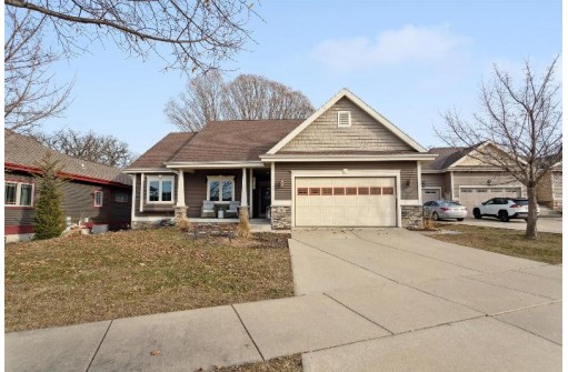 18 Oak Ridge Trail, Deerfield, WI 53531