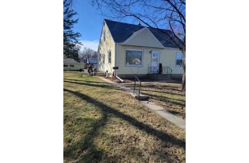 907 S 102nd Street, West Allis, WI 53214