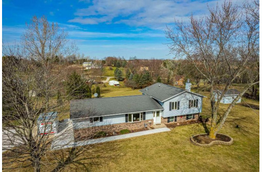 W5542 Rolling Acres Lane, Monroe, WI 53566