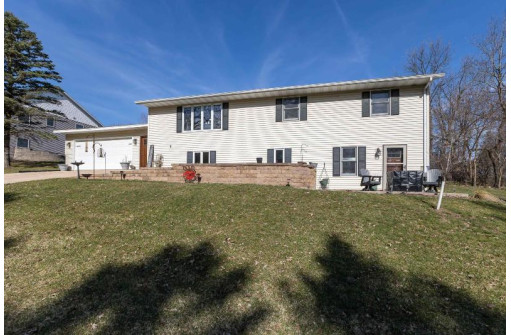 301 Colina Verde Court, Darlington, WI 53530