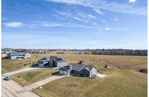 313 Diamond Oaks Drive, Dodgeville, WI 53533