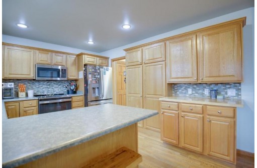 418 Old Indian Trail, DeForest, WI 53532