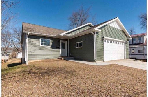 913 4th Street, Reedsburg, WI 53959