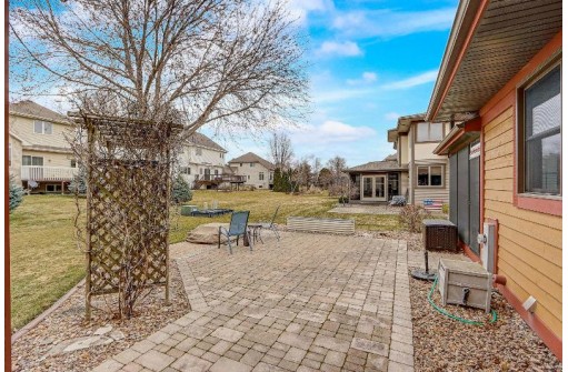 511 S Meadowbrook Lane, Waunakee, WI 53597