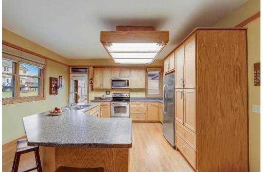 511 S Meadowbrook Lane, Waunakee, WI 53597