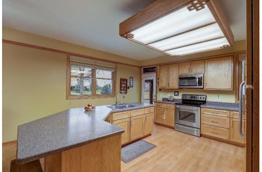 511 S Meadowbrook Lane, Waunakee, WI 53597