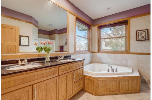 511 S Meadowbrook Lane, Waunakee, WI 53597