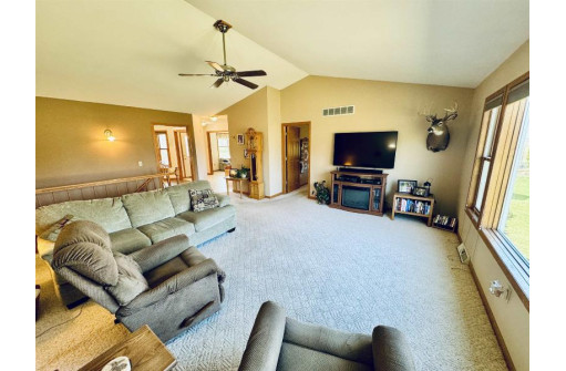 704 Prairie Hills Drive, Dodgeville, WI 53533-0000