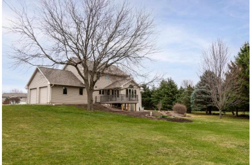 2832 Brooks Ridge Drive, Bristol, WI 53590