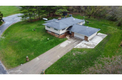 4260 Gotzion Road, Deerfield, WI 53531