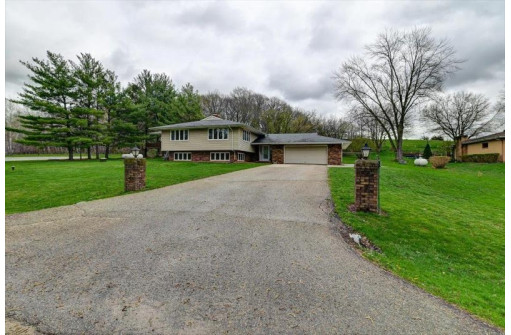 4260 Gotzion Road, Deerfield, WI 53531