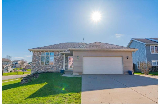 700 Stonefield Way, Mount Horeb, WI 53572