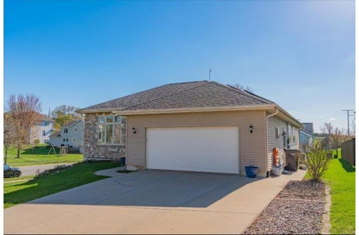 700 Stonefield Way, Mount Horeb, WI 53572