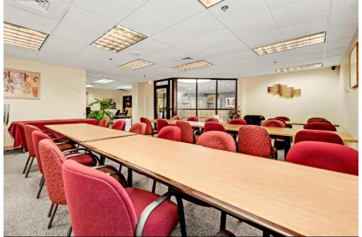 720 Thomas Lane SUITE 2, Brookfield, WI 53005-5748