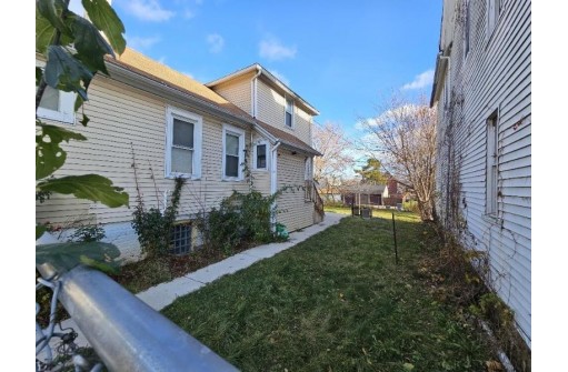 2560 Dr William Finlayson Street, Milwaukee, WI 53212-2718