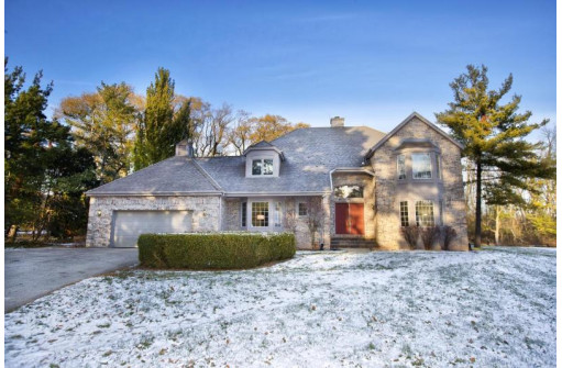 10527 North Pine Tree Circle, Mequon, WI 53092-5522